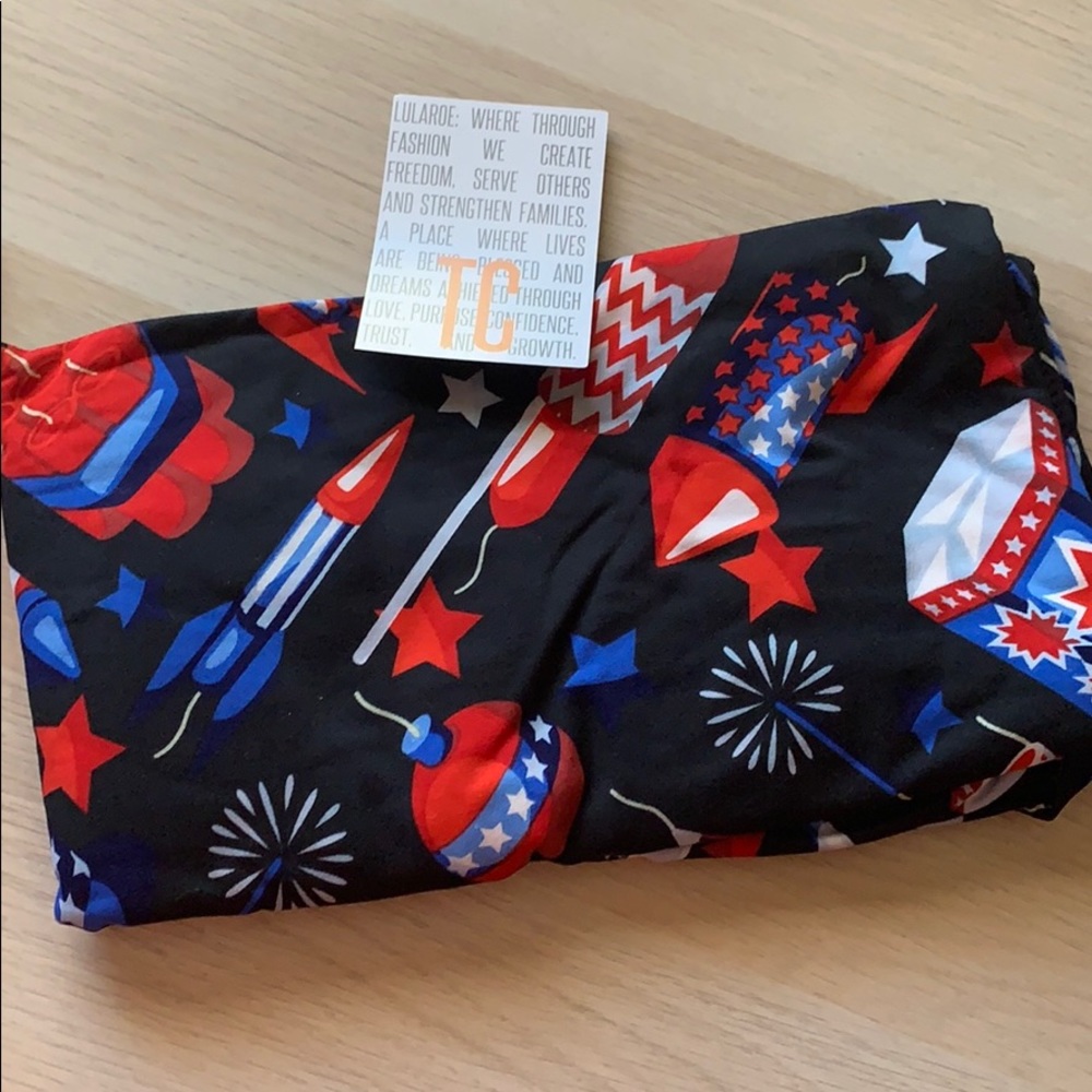 LulaRoe TC leggings with fireworks NWT